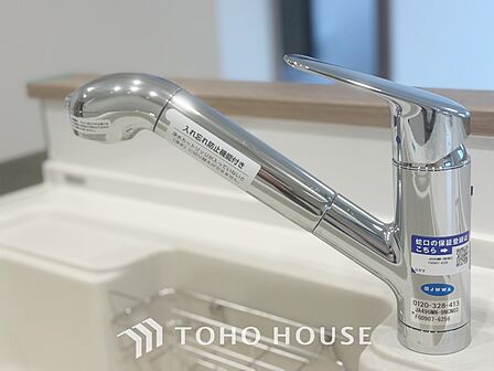 【Wash basin】十分な大きさの洗面台は収納もさる事ながら、身だしなみチェックや歯磨きなど、朝の慌ただしい時間でもホテルライクなスペースで余裕とゆとりを感じて頂けます。
