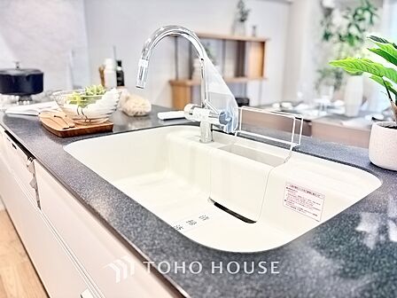 手元の収納から、足元の収納までが全てスライド式で、奥のスペースまで有効に活用できます。奥まで上から見渡せるので、たまにしか使わない調理器具もサッと取出せます。