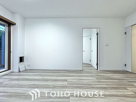 ここはみんなが集い、食事と楽しい会話が始まる場所。話に夢中になりすぎて、ついつい時を忘れ、夜半過ぎになってしまう。そんな束の間の幸せを感じさせてくれます。