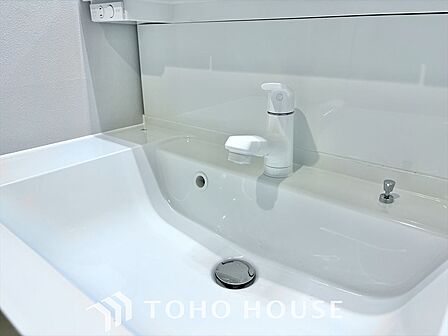 気持ちの良い朝をつくりだし、夕方には笑顔を取り戻させてくれるミラー。パウダールームはいつでも本来の自分を取り戻せる空間。明るく仕上げてあります。