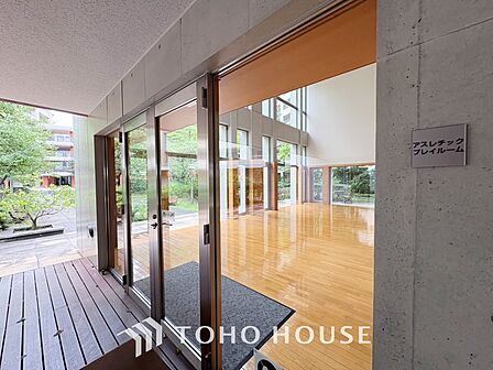 【toilet】トイレットペーパーの使用回数を減らせることです。 シャワートイレを使用すれば、洗浄して汚れを落とすことができるため、トイレットペーパーの使用を最小限にとどめることができます。