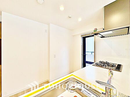 【キッチン】光とデザインが調和する日々の暮らしを美しく整えてくれるキッチンです。