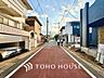 外観：幾度となく通い続ける道。小さな花、木々のざわめき。毎日の生活をあざやかに彩ってくれる。そんな想像をかき立てられる。