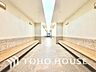 エントランス：【ENTRANCE】◆家族◆家で家族と過ごす時間は限られている。帰りを待つ家族の元へと急ぐときの弾む思い。そんな思いを引き立てる邸宅。