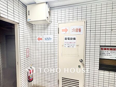 館内には案内表示がわかりやすく掲示されており、コインランドリーやゴミ置場への動線もスムーズ。初めて訪れる方や入居者様にも親切で安心感のある共用部環境です。