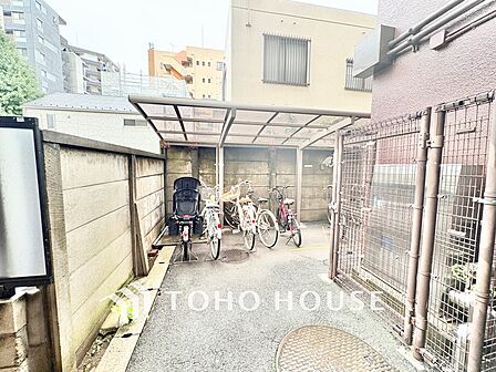 雨や直射日光から大切な愛車を守る屋根付き駐輪場。敷地内にしっかり確保されているため、通勤・通学や日常のお買い物での自転車利用も安心・快適です。