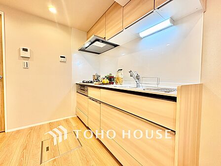 ◆キッチン◆美味しい料理を作りたくなるような気持にさせてくれる、腕を振るえる自慢のスペース。見上げると柔らかなダウンライトが包み込み、彩りを添えます。艶と光沢のある居心地の良いわが家のキッチン。