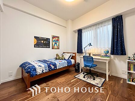 ※生成AIによるイメージです。家具・小物は販売価格に含まれません。【PRIVATE ROOM】◆属毛離裏◆子は父を手本とし、母に愛育されて成長する。家族の深い繋がり。いつまでも大切にしたい。