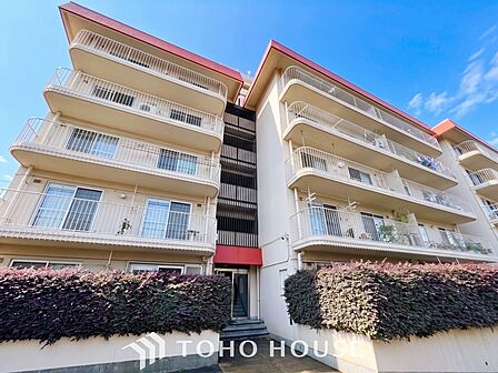 【House of the Sun】太陽の温かな光がお家全体を照らす。そこには目を輝かせ笑顔で見つめてくれる君がいて、「ただいま」の言葉がこだまする。そんな君の瞳に恋している。