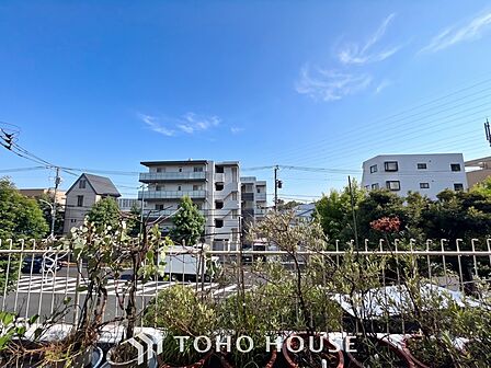 【BALCONY】◆BLUE SKY◆自然の心地よさに包まれる。大開口の外に広がるのは爽やかな青空。