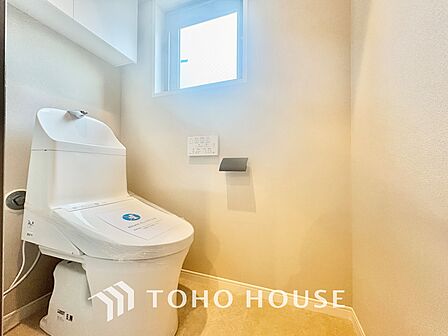 【RESTROOM】ホワイト調のクロスと温もり溢れるモダンカラーの床材が見事に調和した本邸宅は、毎日の生活を少しでも快適に過ごして頂ける様に落ち着いた雰囲気作りから行っています。