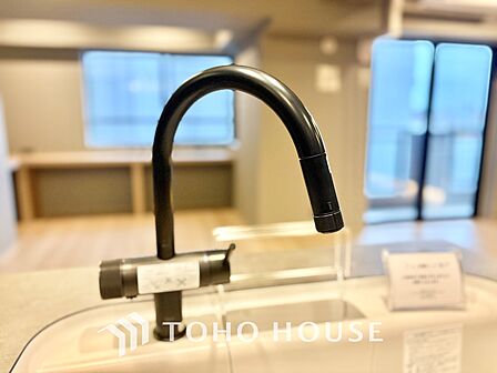 時をえて愛されるデザインが、日常を特別なひとときへと昇華させます。この場所から、心満たされる豊かな食卓が始まります。