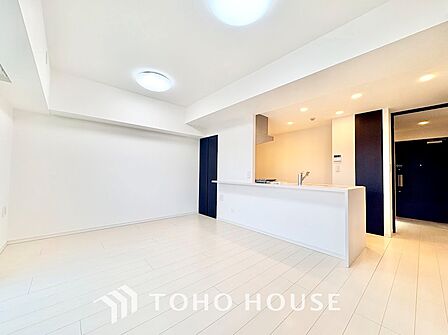天井が高く開放感のあるリビングダイニング。大きな窓から風が通り抜け、心地よい空気感に包まれます。のびのびと過ごせるゆとりがあり、ご友人を招いてのホームパーティにも適しています。