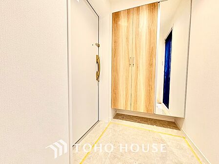 重厚感と清潔感にあふれたエントランスアプローチ。手入れの行き届いた植栽や綺麗な共有スペースが、住環境の良さを物語ります。毎日の行き帰りが安心で心地よくなる、優雅に住まう方をお迎えする空間です。