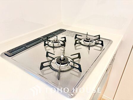 鍋や食器、食品ストックまでたっぷり収まる豊富な収納力を備えたキッチン。散らかりがちな空間をすっきりと保ち、作業スペースを広く確保できます。スムーズなお料理をサポートします。