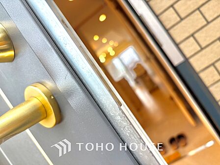 真っ直ぐに行く。新たな生活へ。これから歩むその一足がまた新たな道となる。