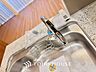 設備：浄水器内蔵・可動式のシャワーヘッド。水はねや大きな洗い物も計算したシンク。システムキッチンは家事をずっと楽にしてくれる。