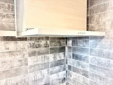 キッチンは家族の絆を育む大切な空間。シンプルで使い易いシステムキッチンで愉しく作る料理は愛情のある美味しいご馳走に。家族で使えるダイニングキッチンです。