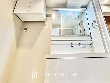 気持ちの良い朝をつくりだし、夕方には笑顔を取り戻させてくれるミラー。パウダールームはいつでも本来の自分を取り戻せる空間。明るく仕上げてあります。