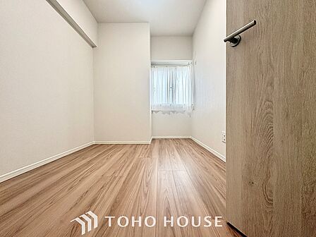 風の通り道。舞い込んでくる風が優しく躍り、室内に爽やかな空気を運んでくる。そこに季節の息吹を感じて、いまがどんな季節なのかを実感する。