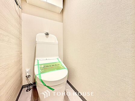 ◆トイレ◆トイレも全て新品に交換されており、清々しく新生活を始めることができます。白基調の清潔感のある空間に生まれ変わりました。