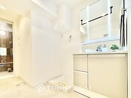 気持ちの良い朝をつくりだし、夕方には笑顔を取り戻させてくれるミラー。パウダールームはいつでも本来の自分を取り戻せる空間。明るく仕上げてあります。