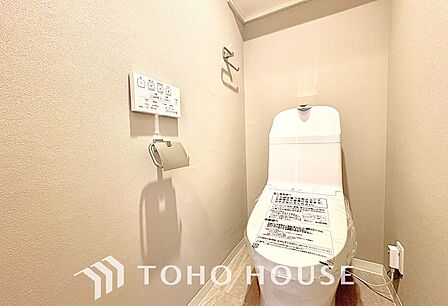 清潔感あるホワイト調のクロスと温もり溢れるモダンカラーの床材が見事に調和した本邸宅は、毎日の生活を少しでも快適に過ごして頂ける様に落ち着いた雰囲気作りから行っています。