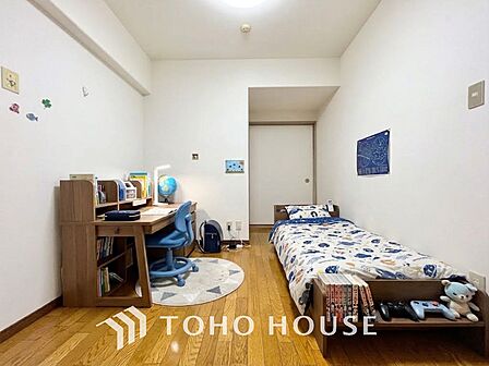 ※生成AIによるイメージです。家具・小物は販売価格に含まれません。【PRIVATE ROOM】◆属毛離裏◆子は父を手本とし、母に愛育されて成長する。家族の深い繋がり。いつまでも大切にしたい。