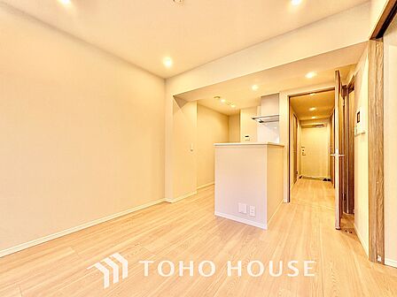 【living】居心地のいい暮らしには欠かせない眩い採光。ゆったりとした幅の窓からこの空間に降り注ぐ採光が絶えない。明るいリビングこそ居心地のいい暮らしが待っているのだと思う。