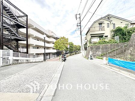【前面道路】前面道路の様子。周辺は穏やかな住宅街で落ち着いた暮らしが叶う環境です。