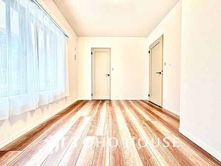 【居室】朝はやわらかな光に包まれ、気持ちよく一日始められます。