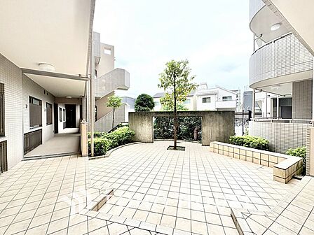 【ロビー】ゆとりあるロビー空間。帰宅した瞬間にほっとできる落ち着いた雰囲気が広がります。