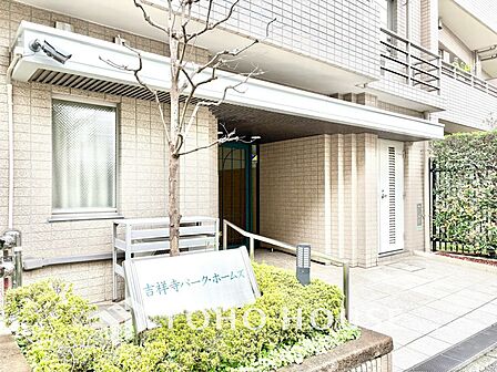 【外観】整った街並みに映える外観デザイン。住環境の良さを感じられる住まいです。
