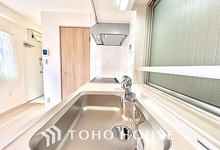 手元の収納から、足元の収納までが全てスライド式で、奥のスペースまで有効に活用できます。奥まで上から見渡せるので、たまにしか使わない調理器具もサッと取出せます。