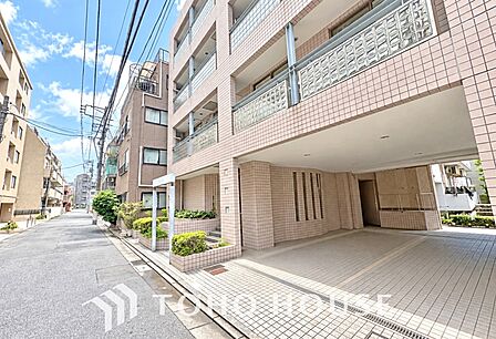 暮らしの舞台となるマンション。建物だけでなく、周辺の街並みも含めてご覧いただきたい住まいです。