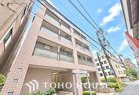洗練されたファサードが印象的なマンション。日々の暮らしを心地よく包み込む、品格ある佇まいが魅力です。帰宅するたびに気分が高まります。