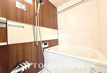 【浴室】《一日の疲れを落としてくれる場所は、落ち着く場所でなければならない》 高級感溢れるカラーと大きさ・柔らかな曲線で構成された半身浴も楽しめるバスタブが心地よさをもたらします。