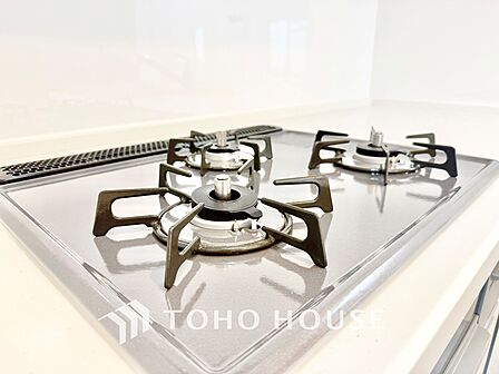 ◆今宵の食卓◆ダウンライトに反射するグラスを眺めながらワインを注ぐ。トクトクと心地いい音をさせながら、フランスの古城を思わせる薫りがたちこめ、とても幸せな時を過ごせる。