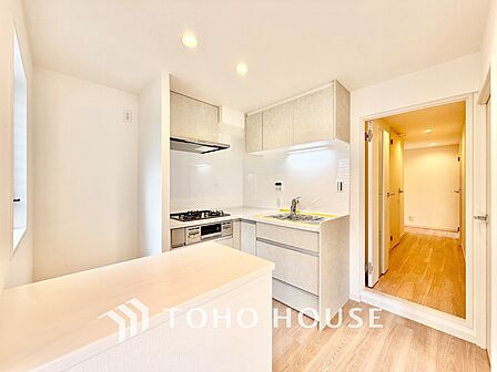 ◆キッチン◆美しく使いやすいキッチンは油汚れが簡単に拭き取れる素材で加工されており、浄水器シャワーから流す水の音を軽減する静かなシンクを採用。見えないところにさり気ない配慮が嬉しいですね