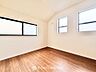 子供部屋：明るく温かみのある洋室は、お子様のお部屋としても最適です。学習机やベッドを配置してもゆとりがあり、自分でお片付けをする習慣づけにも適しています。健やかな成長を見守る心地よい空間です。