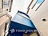 子供部屋：【季節外れのホームホリディ】喧噪から離れ広々したリビングでゆったりと過ごす。そんな寛いだ休日もあっていい。だって『何もしない時を楽しむ』そんな贅沢な時間を愛する家族と堪能できるのだから。