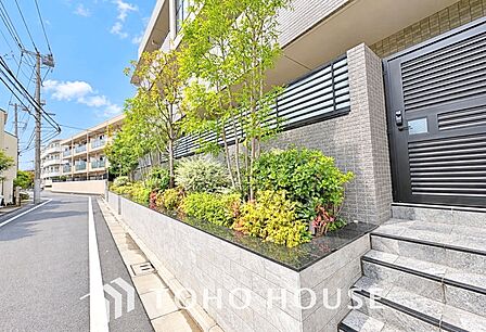 暮らしの舞台となるマンション。建物だけでなく、周辺の街並みも含めてご覧いただきたい住まいです。