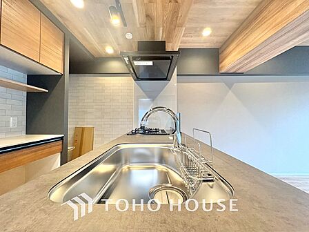◆愛育◆キッチンは家族の絆を育む大切な空間。シンプルで使い易いSystemKitchenで愉しく作る料理は愛情のある美味しいご馳走に。家族で使える広々としたダイニングキッチンです。