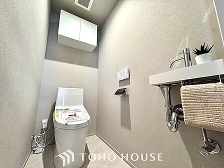 【toilet】トイレットペーパーの使用回数を減らせることです。 シャワートイレを使用すれば、洗浄して汚れを落とすことができるため、トイレットペーパーの使用を最小限にとどめることができます。