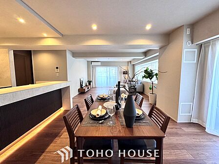 【Decorative lighting】上質に仕上げられた室内。オフ・ホワイトの壁を背にした観葉植物の葉をそっと置かれたインテリア・ライトが照らし出しています。少しお洒落な暮らしをしてみませんか。