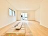 その他：柔らかな自然光が差し込み、お部屋全体を明るく包み込む心地よいリビング。日中は照明に頼らず過ごせる自然な明るさが魅力です。穏やかな時間の中で、ご家族それぞれのペースでゆったりとくつろげます。