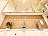 洗面：【Wash basin】十分な大きさの洗面台は収納もさる事ながら、身だしなみチェックや歯磨きなど、朝の慌ただしい時間でもホテルライクなスペースで余裕とゆとりを感じて頂けます。
