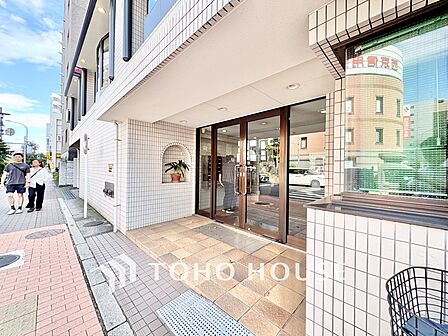 ガラス扉で開放感があり、手入れの行き届いた清潔感あふれるエントランスアプローチです。