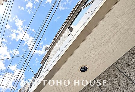 住む前から、ここで始まる暮らしを想像したくなる外観。ぜひ実際の街並みと一緒にご覧ください。