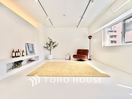 ◆間接照明◆オレンジ色の光が僕達を大人な気分にさせる。静かで優しく語りかけるその光は、今日の終わりを告げてくれ、でも明日にはいい事が必ず来るよ。そんな囁きが聞こえてくる